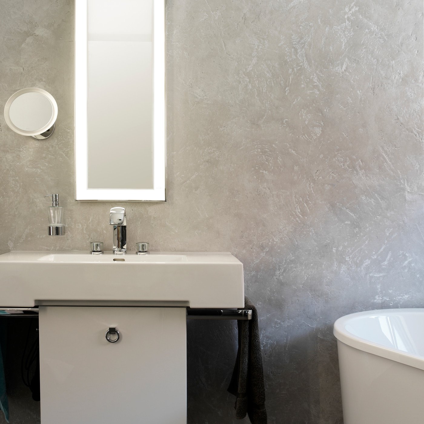 Individuell gestaltete Wand in Lila-Kalkoptik